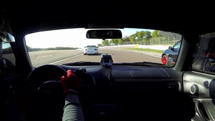 Скачать видео: Honda S2000 Mugen vs 996 GT3 RS - Dijon Prenois 26 10 2014