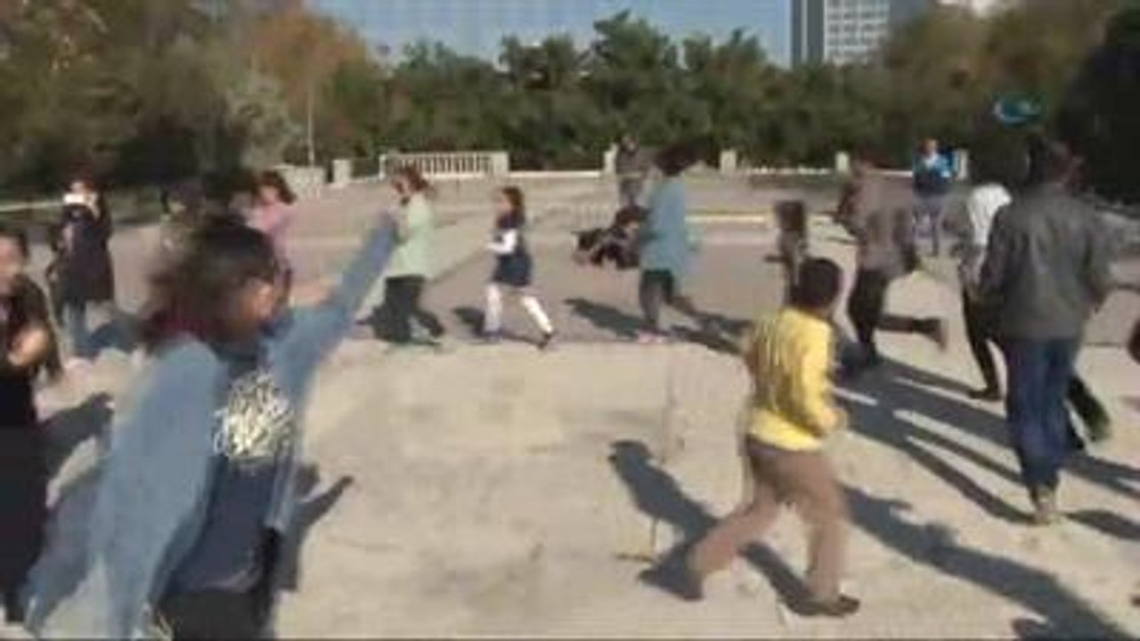 Korelilerden Gezi Parkında Mutluluk Dansı