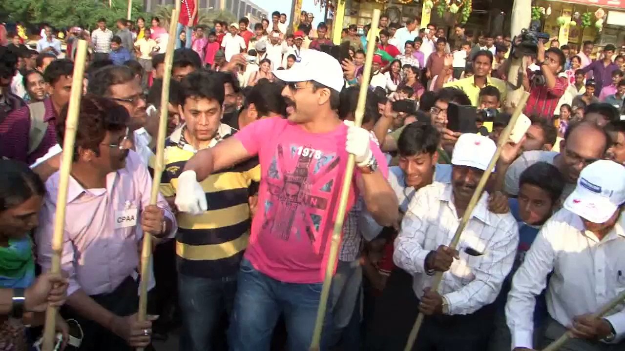 Vivek Oberoi Joins PM Modis Swachh Bharat Abhiyan