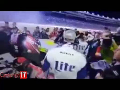 Nascar'da yumruk yumruğa kavga