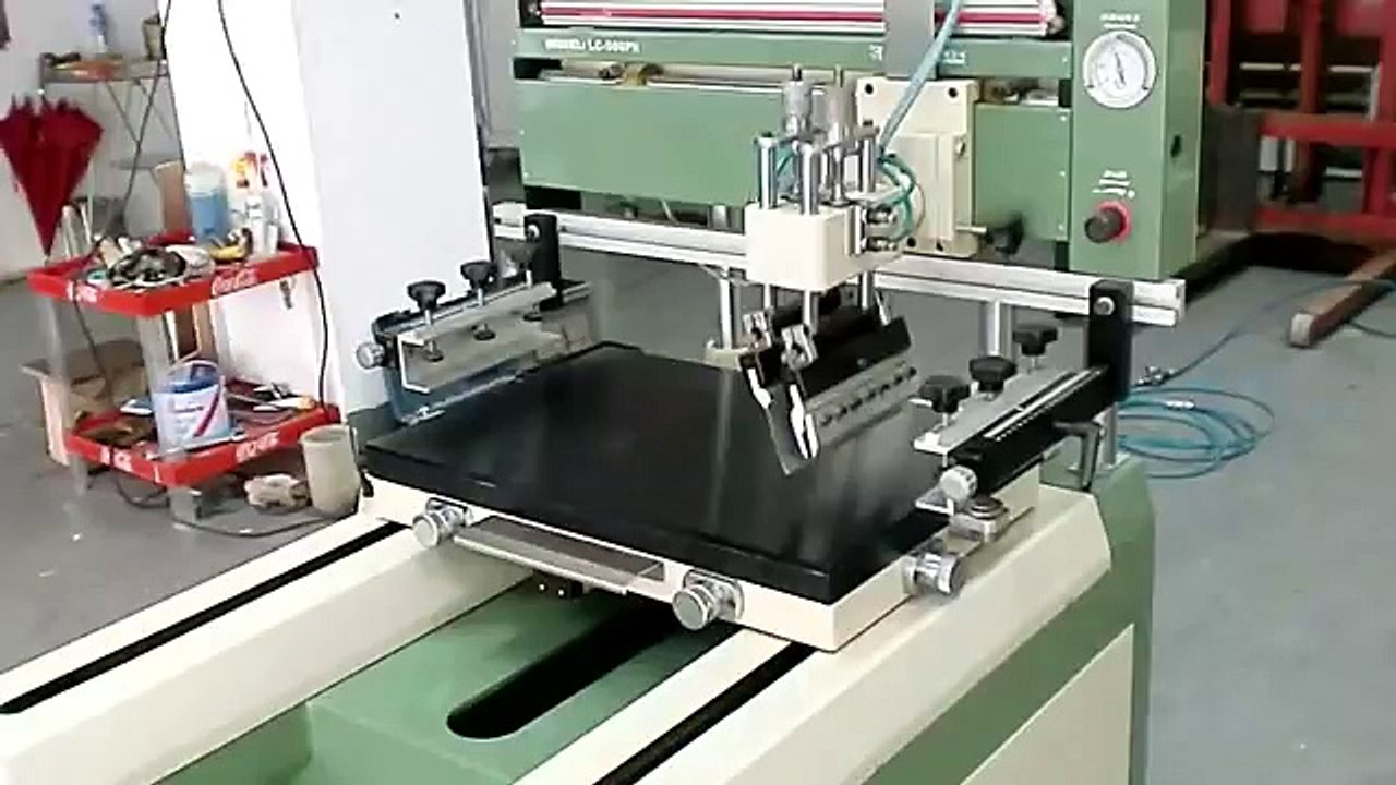 Flat Screen Printer With Moving Table