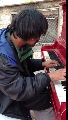 Evsiz adamın piyanoyla çaldığı harika bestesi