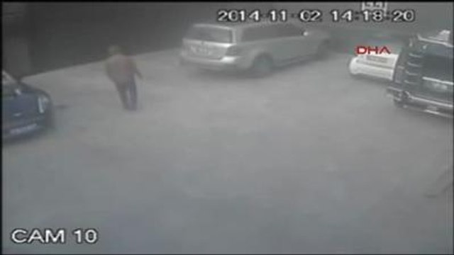 Jant ile Galerinin Camını Böyle Kırdı