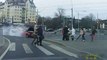 Une voiture manque d'écraser des piétons en Russie