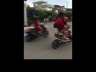 Kızların motosiklet şov kötü bitti