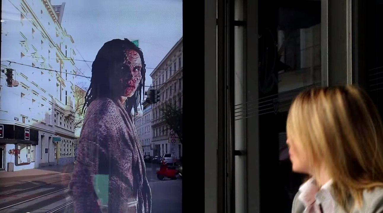 Durakta Bekleyenlere Yapılan Korkutucu Şaka