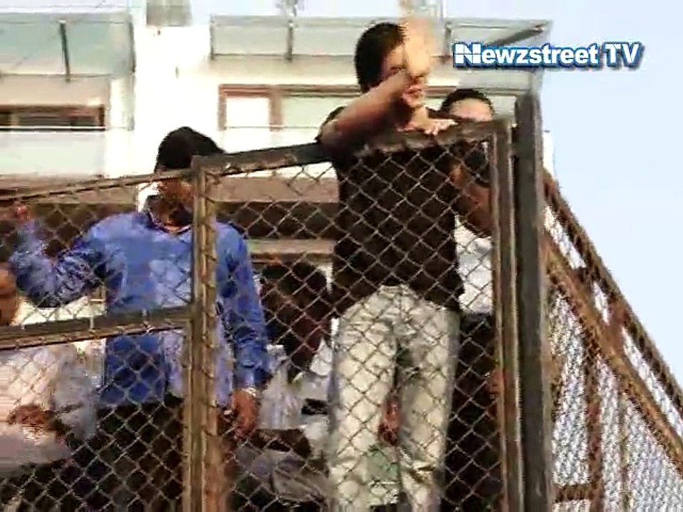 Overwhelmed SRK celebrates birthday with media and fans