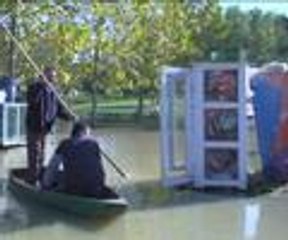 Müşterilerini tesise kayıkla taşıyor