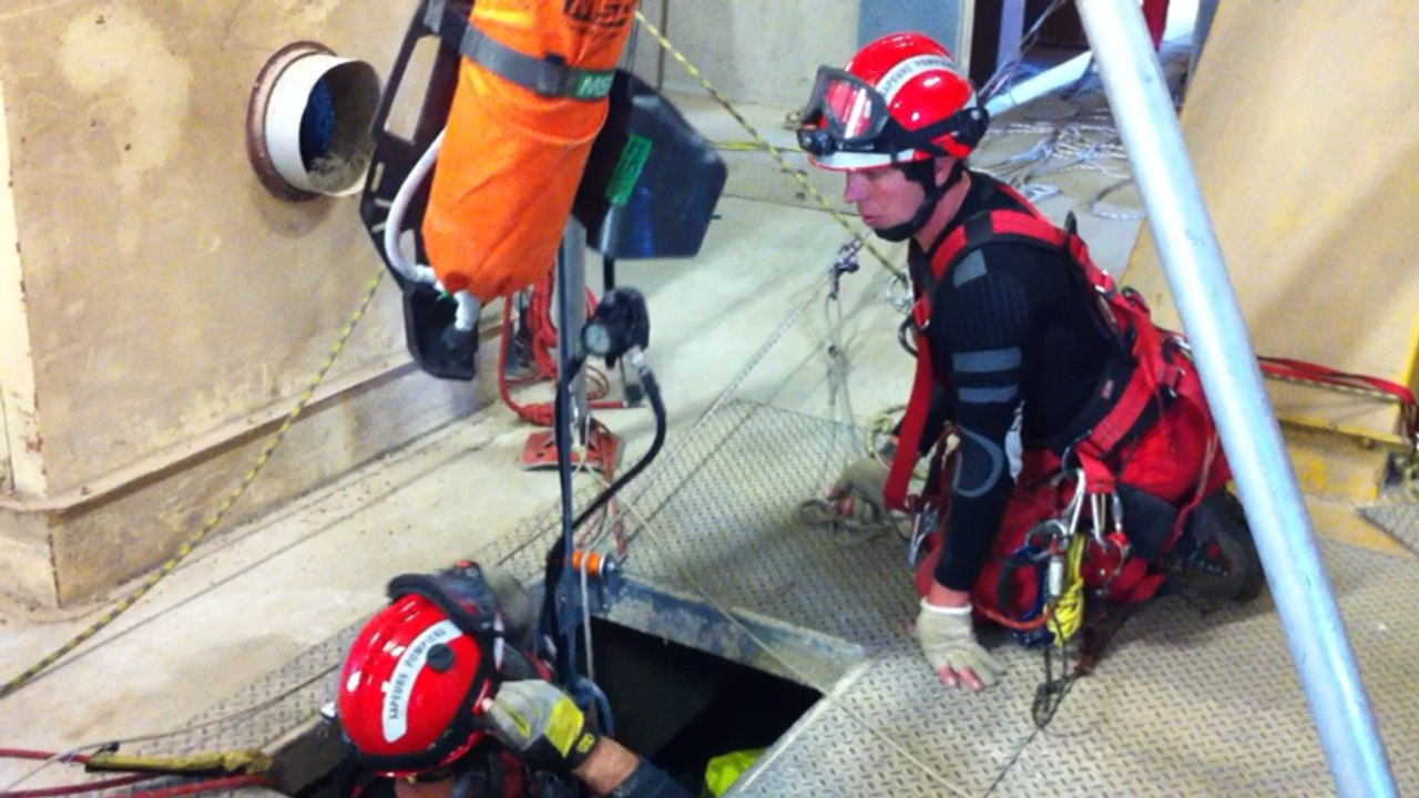 Les pompiers en rappel dans un silo