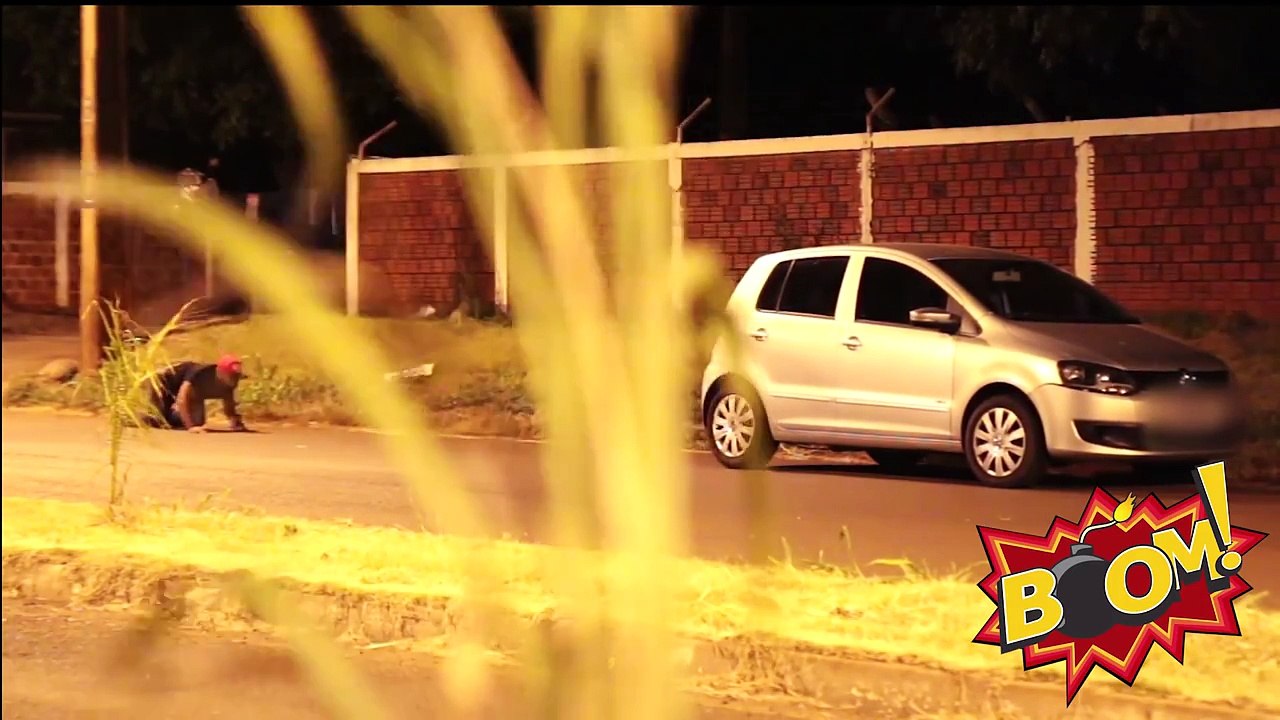 Il Prank une voiture où un couple est en pleine action (surprise)