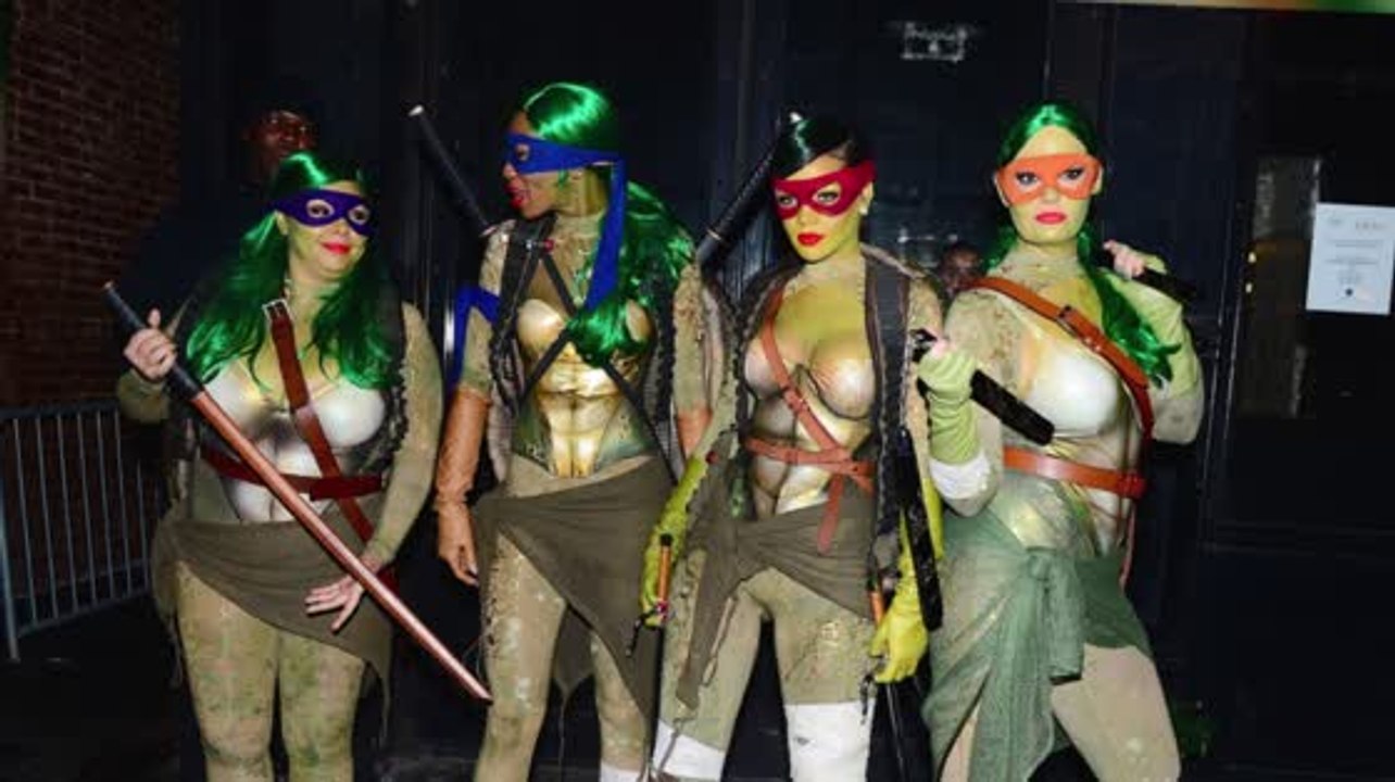 Rihanna sale de su concha para Halloween