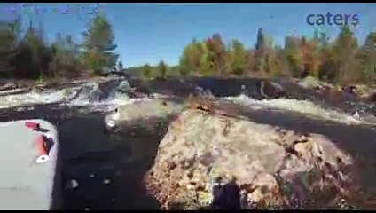 Un homme pratiquant la nage en eau vive sauve un écureuil de la noyade