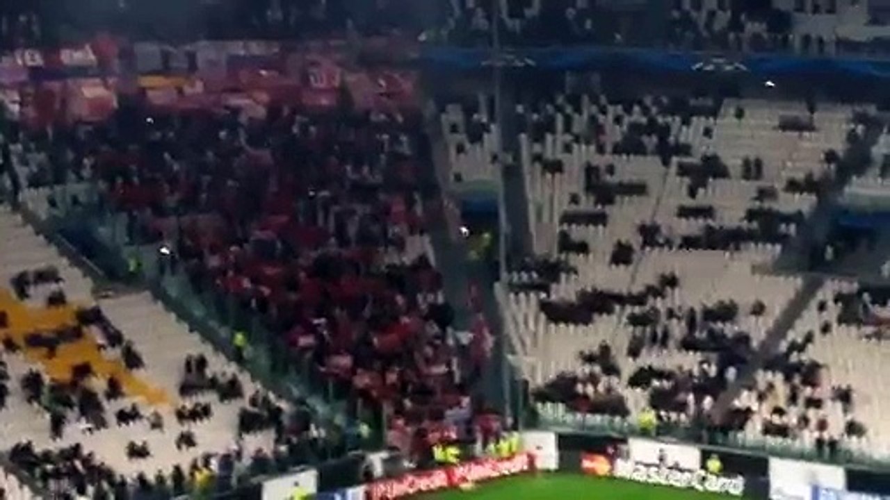 Οι οπαδοί του Ολυμπιακού στις εξέδρες του "Juventus Stadium"