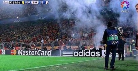 Sahaya Meşale Atıldı, Galatasaray Maçında Oyun Durdu