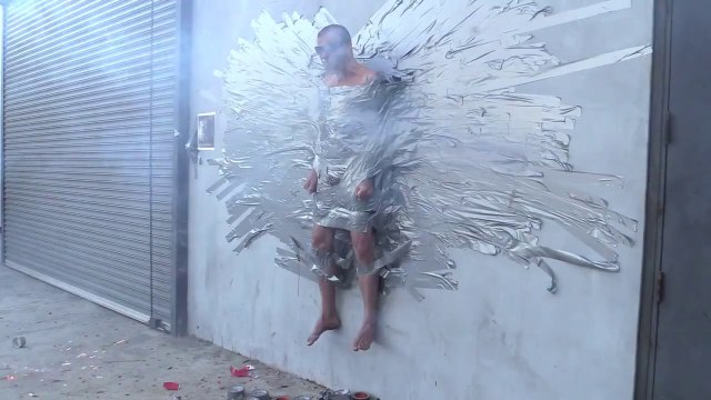 Steve-O scotché nu sur un mur