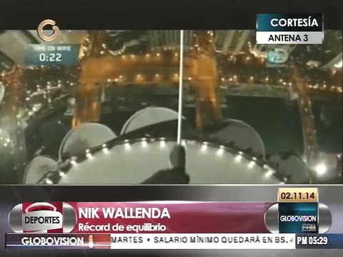 Acróbata caminó con sus ojos vendados por cuerda floja