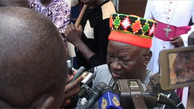 Líder de Burkina Faso promete poder a civis