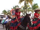 Caballos charros de baile y de todo desfilando 