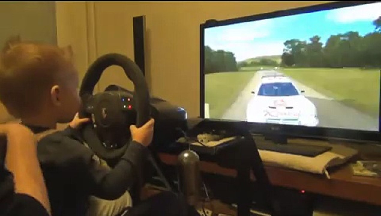 Un enfant de 3 ans joue à un jeu de simulation de Rallye