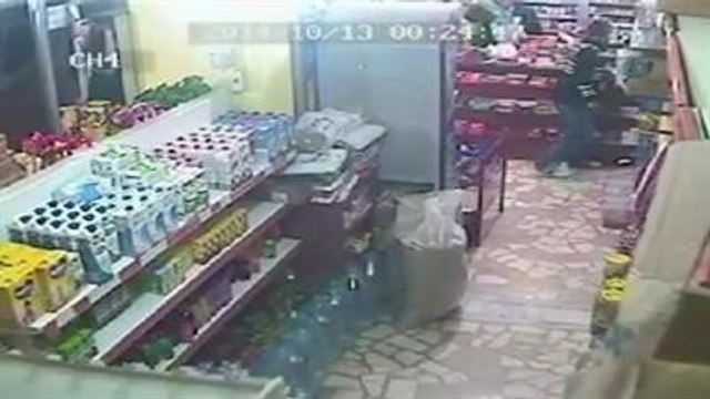 Sahte Parayla Alışveriş Yapmak İsterken Yakalandı, Kasadaki Paraları Alıp Kaçtı