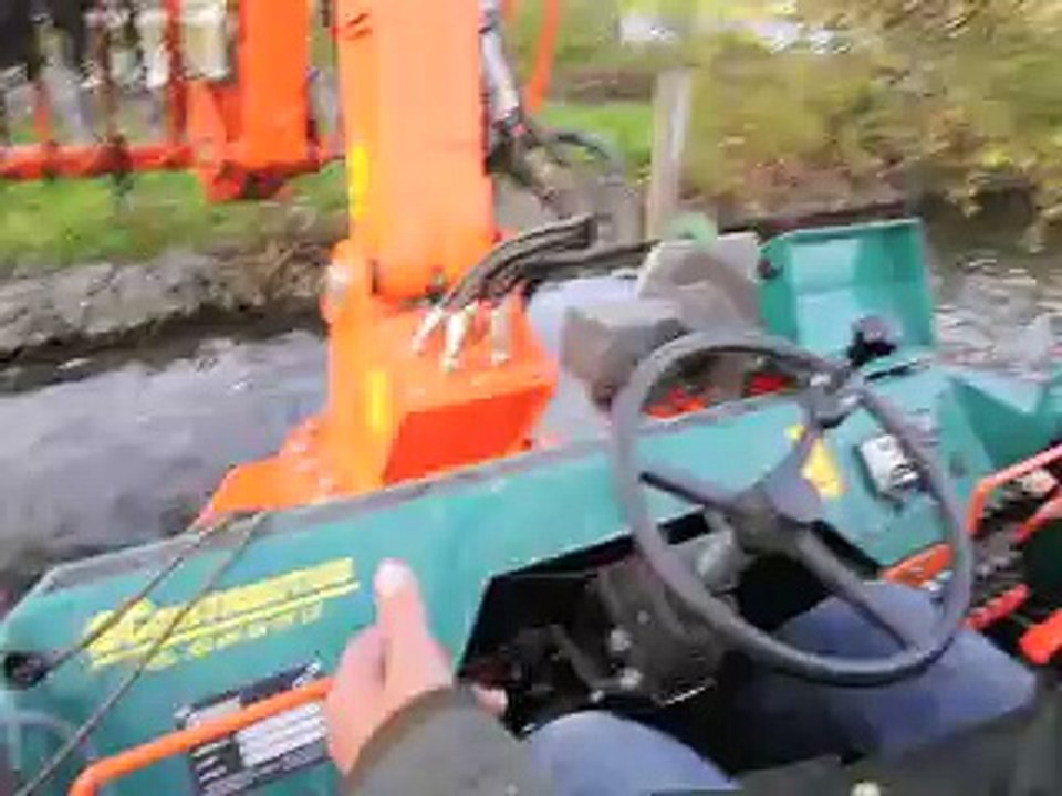 Le Quesnoy faucardeuse nettoyage de l'étang du pont rouge