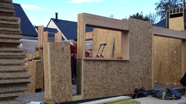 Une maison en briques de bois isolées