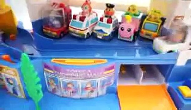 スーパーオートトミカビルにアンパンマンのミニカー anpanman