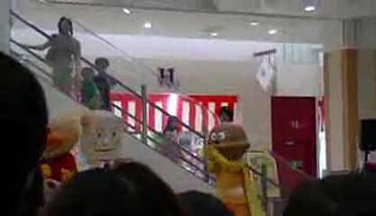 ハプニング？それいけ アンパンマン なぜか？フラフラな？しょくぱんまん！ 転倒で会場はドヨメキ！