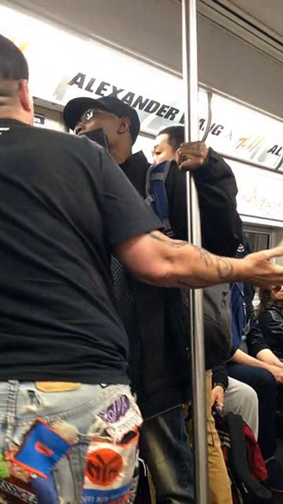 Big Boo d'Orange Is The New Black s'attaque à un évangéliste homophobe dans le métro new-yorkais