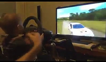 Ce bébé est un vrai pilote de rallye (jeu vidéo)