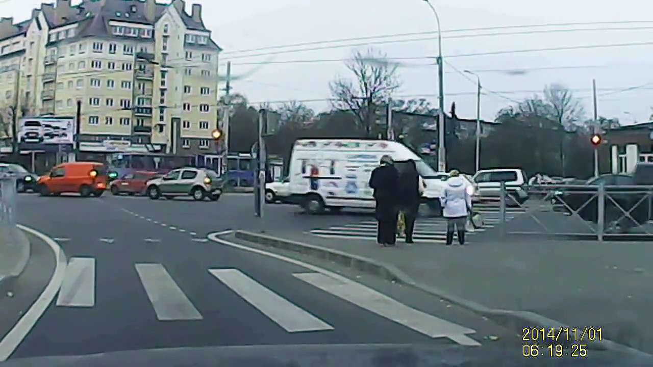 Russie : une voiture manque d'écraser des piétons