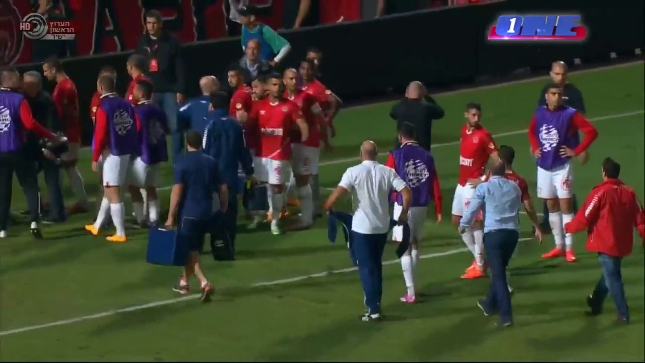 Émeutes en plein match de foot : des fans s'n prennent aux joueurs!