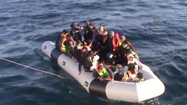 Lastik Botları Batan Kaçakları Sahil Güvenlik Kurtardı