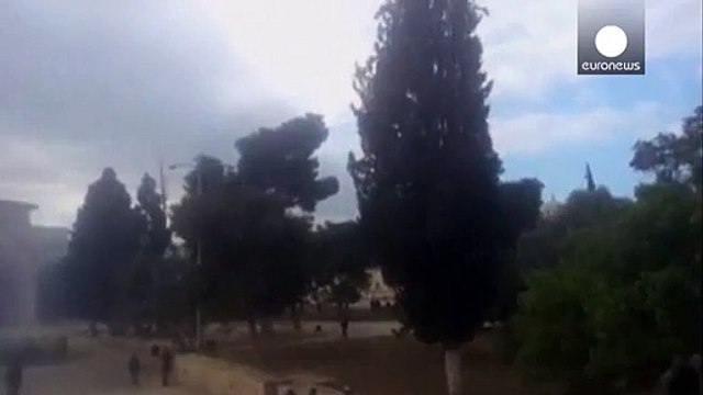 Israeli police and Palestinians clash at Jerusalem mosque