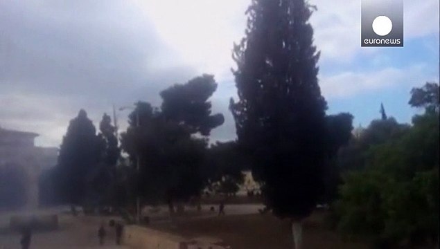 صدامات في الاقصى بين الشرطة الاسرائيلية ومتظاهرين فلسطينيين