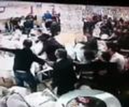 Düğün salonu boks ringine döndü