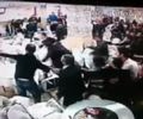 Düğün salonu boks ringine döndü