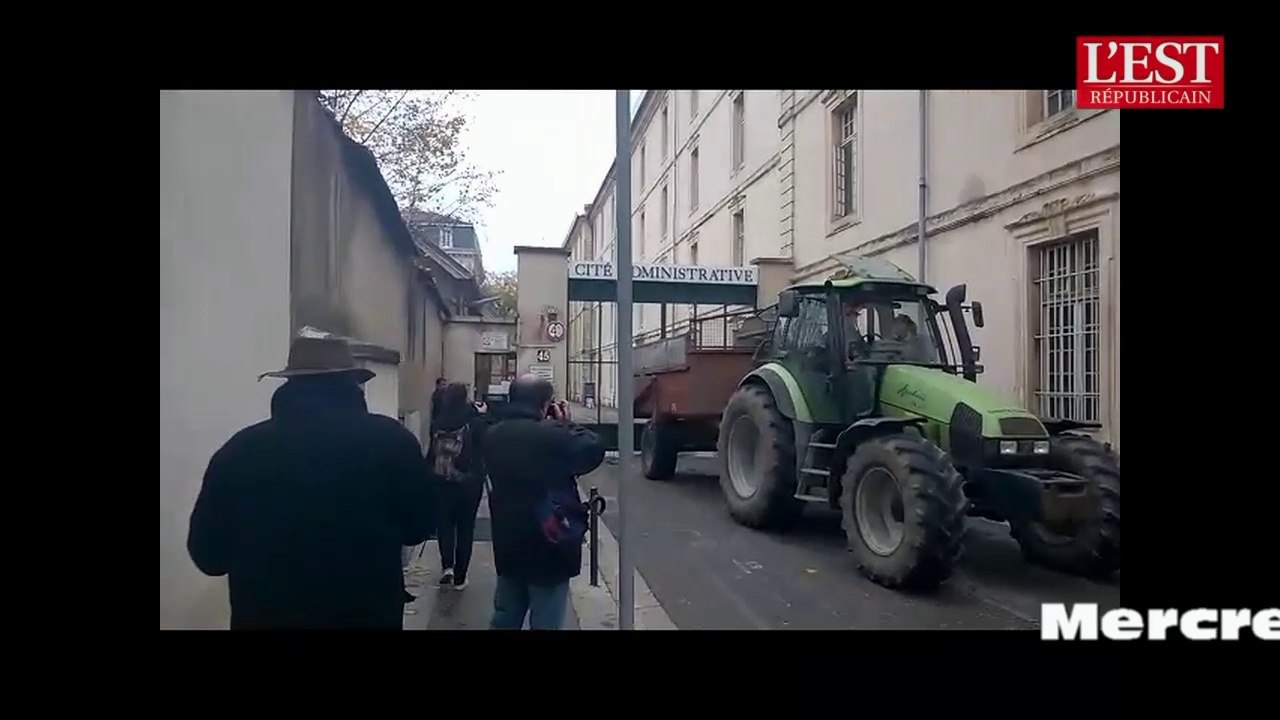 Nancy : les agriculteurs en colère déversent du fumier devant la cité administrative