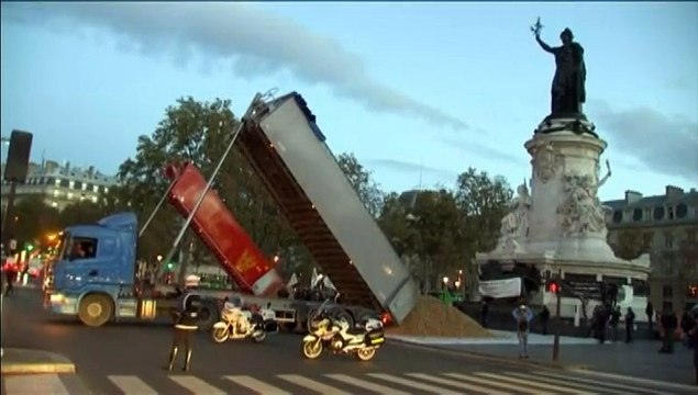 Les agriculteurs protestent en distribuant des pommes de terre à Paris