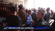 Jewish extremists wait to enter Al-Aqsa mosque compound