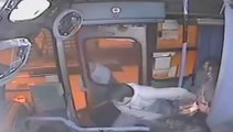 Ladrón queda atrapado en la puerta del autobús