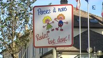 Panneaux de ralentissement originaux dans un village de Haute Savoie