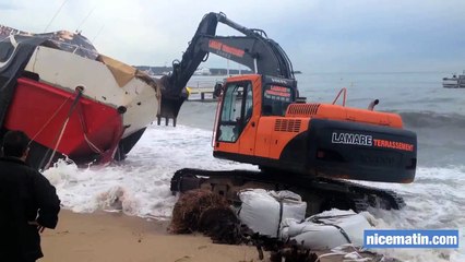 Intempéries: début des travaux de désensablement du bateau à Cannes