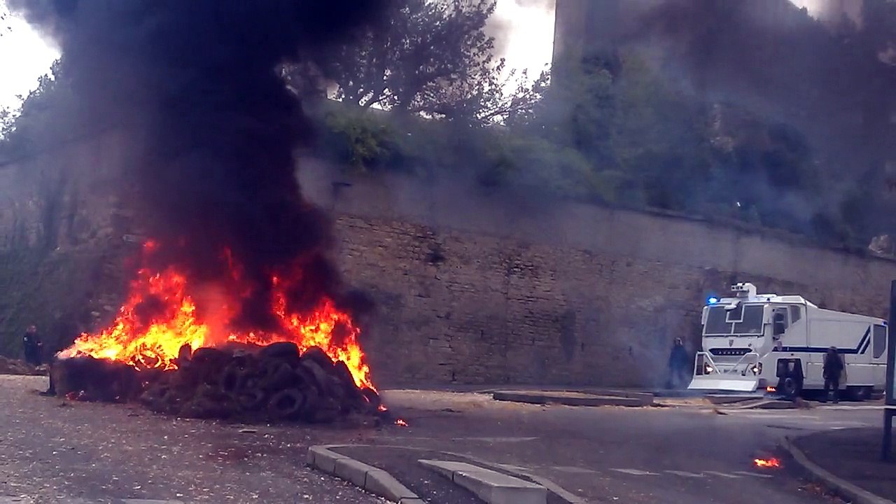 Les pompiers interviennent après le passage des agriculteurs sur les boulevards de Valence