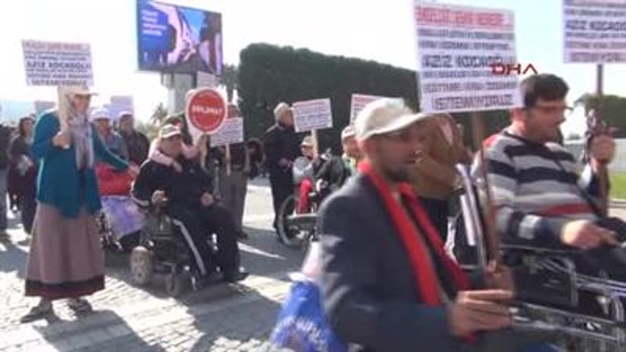 İzmir Engellilerden Belediye Önünde Eylem