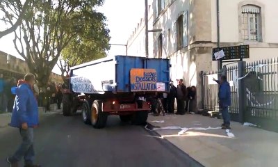 Les agriculteurs ont déversé un camion de courges dans Avignon
