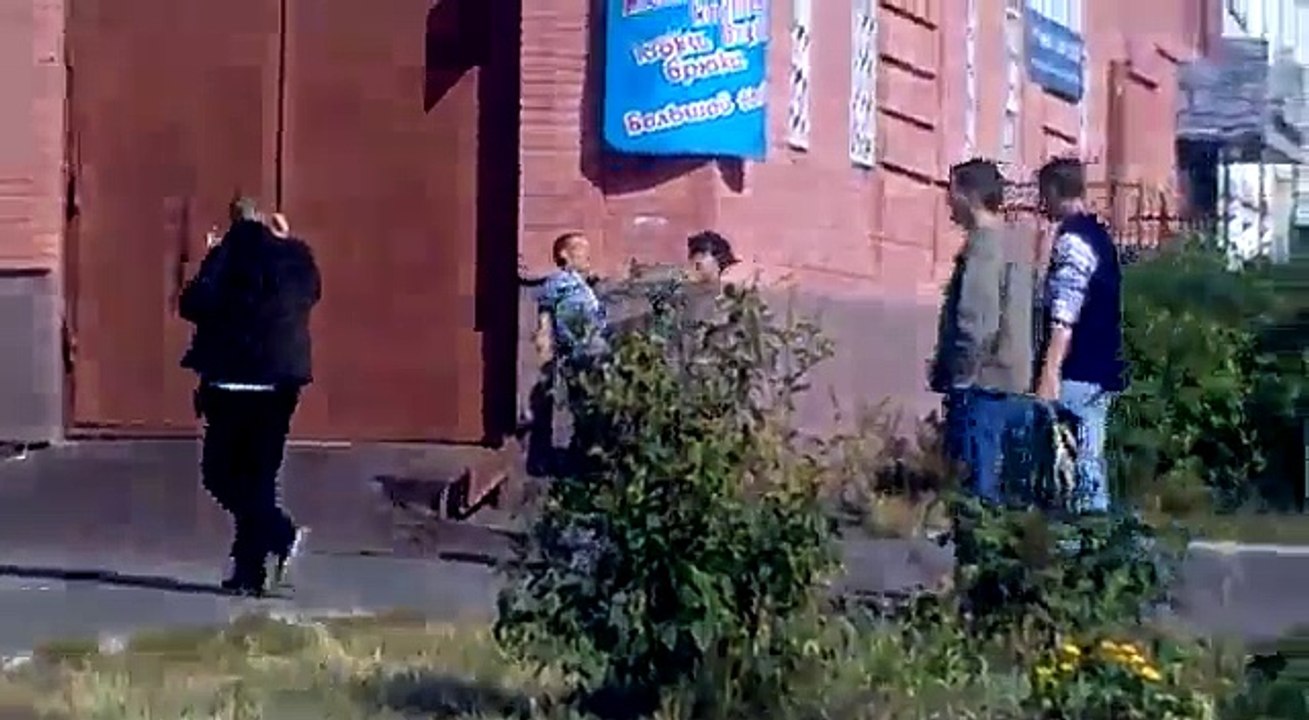 Deux russes ivrent esayent de marcher