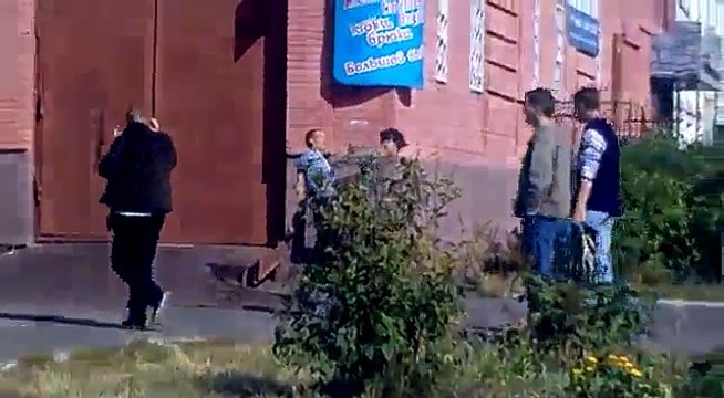 Deux russes ivrent esayent de marcher