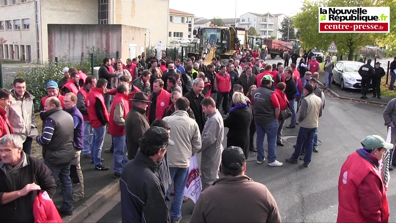 VIDEO. Poitiers. Les agriculteurs manifestent devant la préfecture