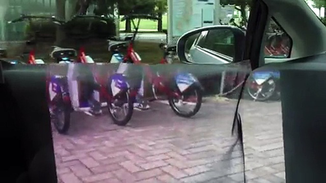 Deux chercheurs Japonais inventent une voiture "transparente" de l'intérieur.